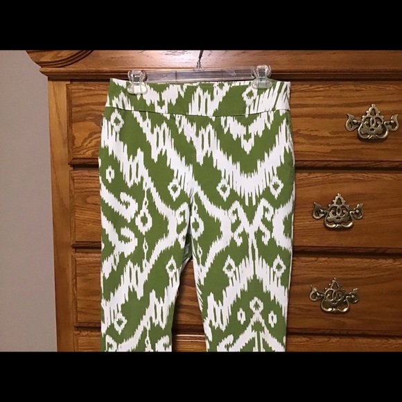 Chicos so slimming Capri pants size 0.5 Lime Green - Picture 2 of 5